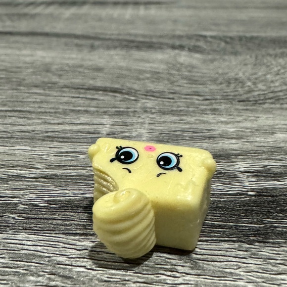 Shopkins | Real Littles: Mary Lou Blue Bonnet Butter - Mini Collectable Figure - Picture 4 of 6